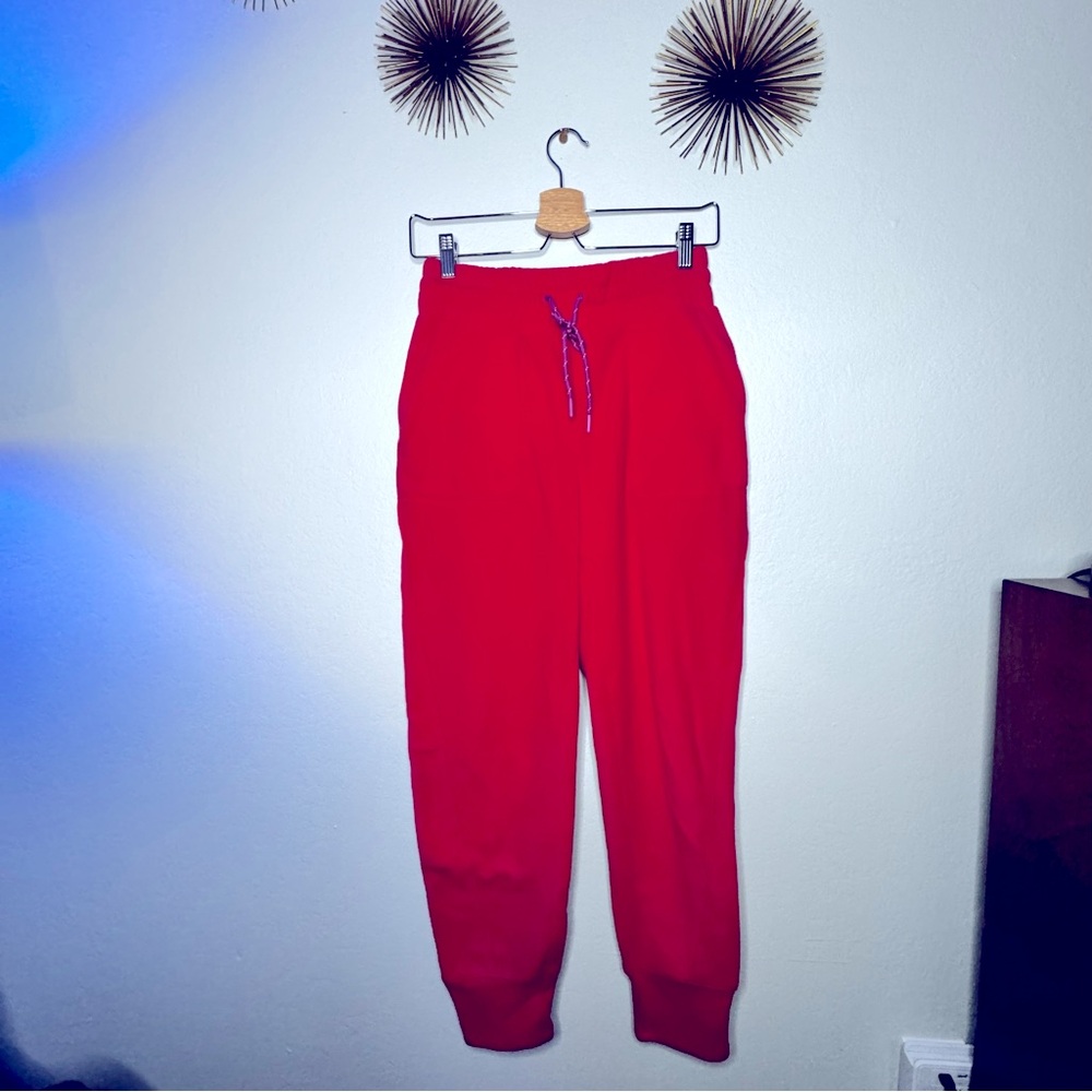 NWOT Free people movement fleece joggers with pockets.